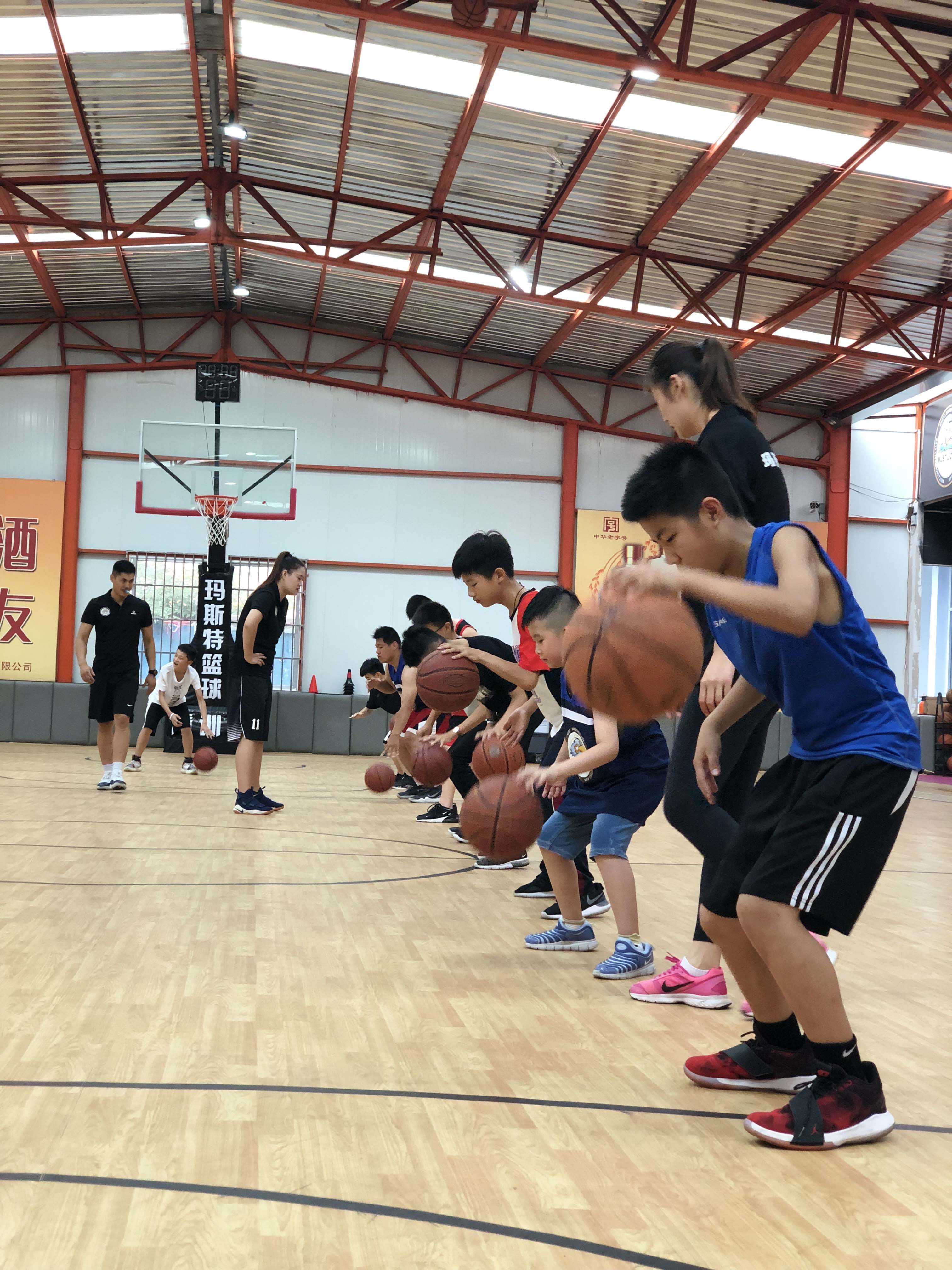 运动品牌盯上儿童运动鞋(图1)